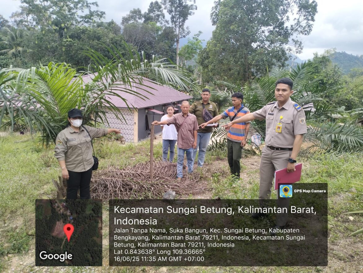 Tim Panitia A Kantah Bengkayang Laksanakan Pemeriksaan Lapang Terkait Permohonan Hak Milik di Desa Suka Bangun
