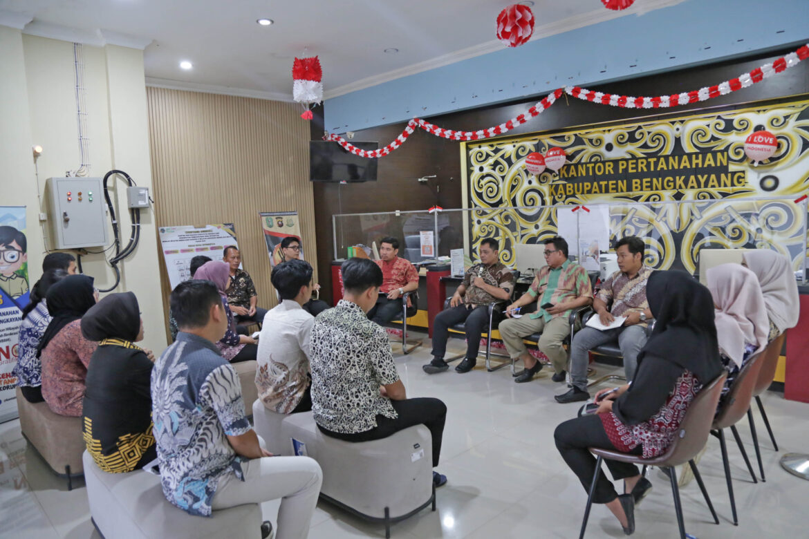 Kantah Bengkayang Gelar Rapat Persamaan Persepsi FO dan BO untuk Tingkatkan Kualitas Pelayanan