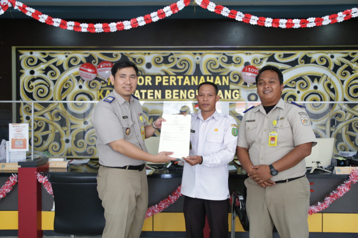 Kantah Bengkayang Serahkan 60 Sertipikat Elektronik PTSL Desa Pawangi