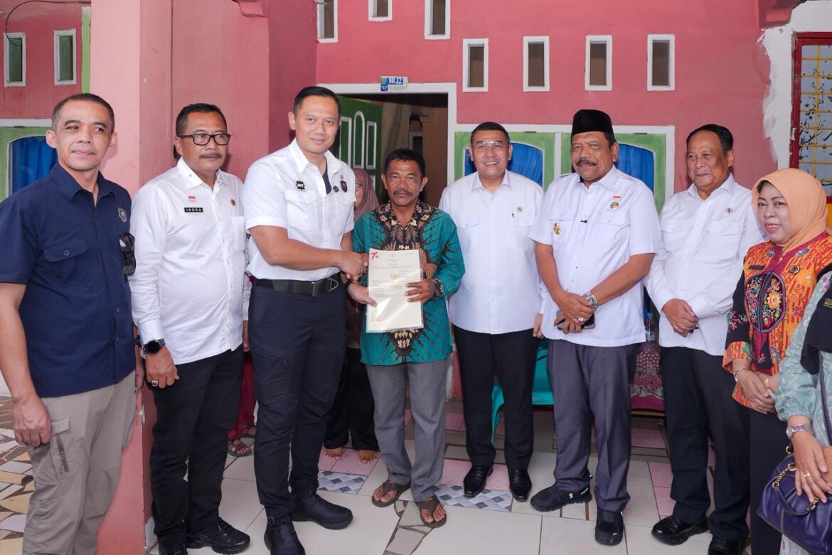 Bersama Menko AHY Serahkan Sertipikat Tanah untuk Rakyat di Bengkulu, Wamen Ossy Apresiasi Peran Pemerintah Daerah