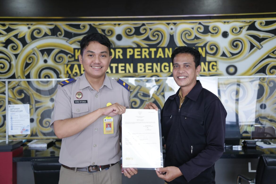 Kantor Pertanahan Bengkayang Serahkan Sertipikat Pustu Desa Rukma Jaya