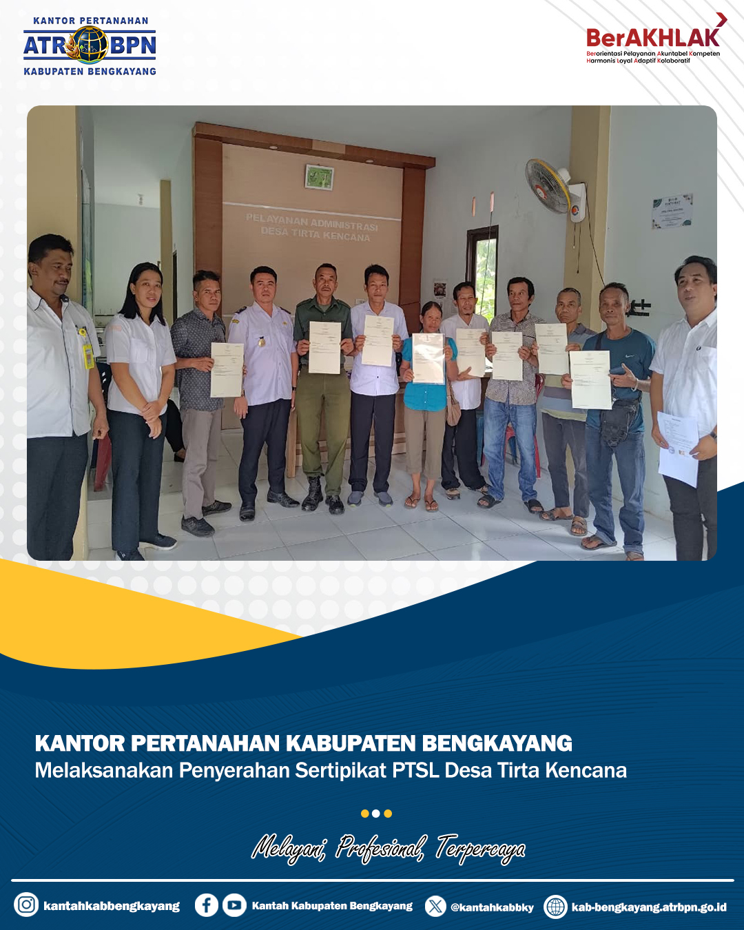 Kantor Pertanahan Kabupaten Bengkayang Serahkan Sertipikat PTSL kepada Masyarakat Desa Tirta Kencana