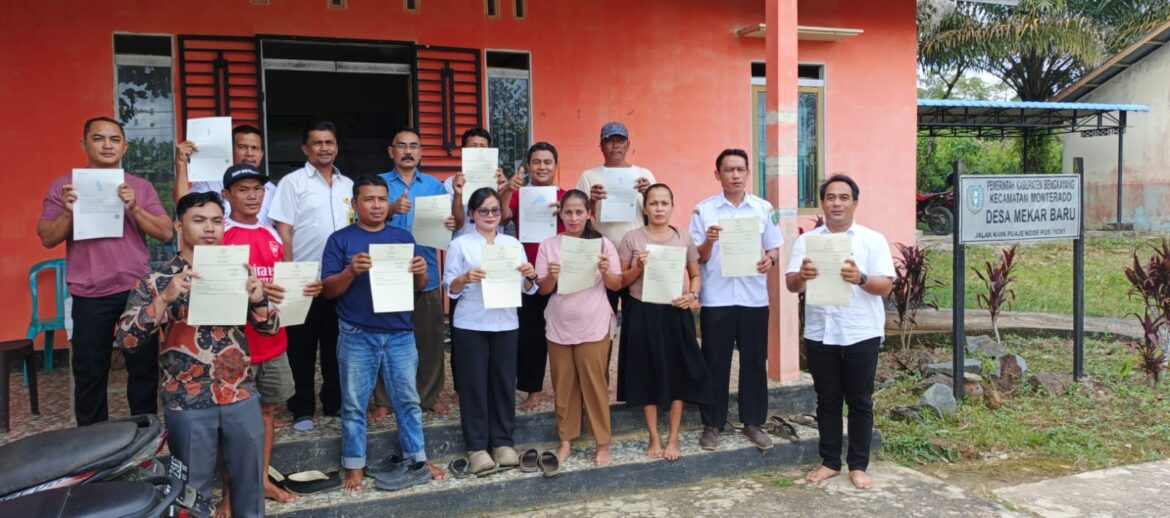 Kantor Pertanahan Kabupaten Bengkayang Serahkan Sertipikat PTSL kepada Masyarakat Desa Mekar Baru