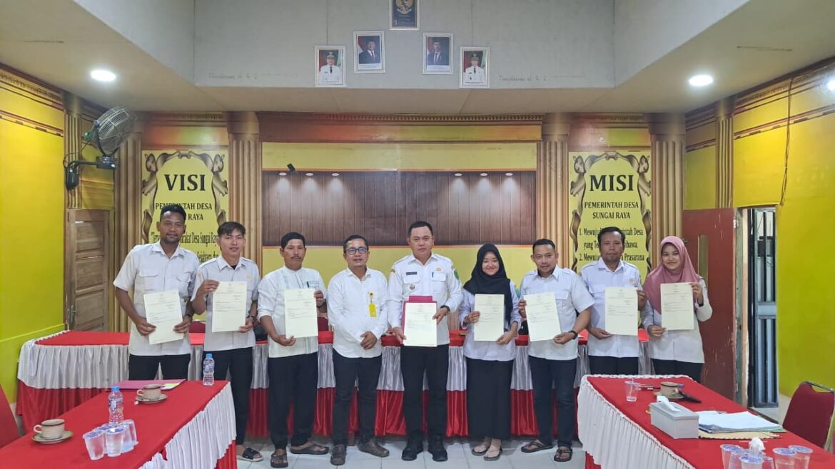 Kantor Pertanahan Kabupaten Bengkayang Serahkan Sertipikat PTSL kepada Masyarakat Desa Sungai Raya