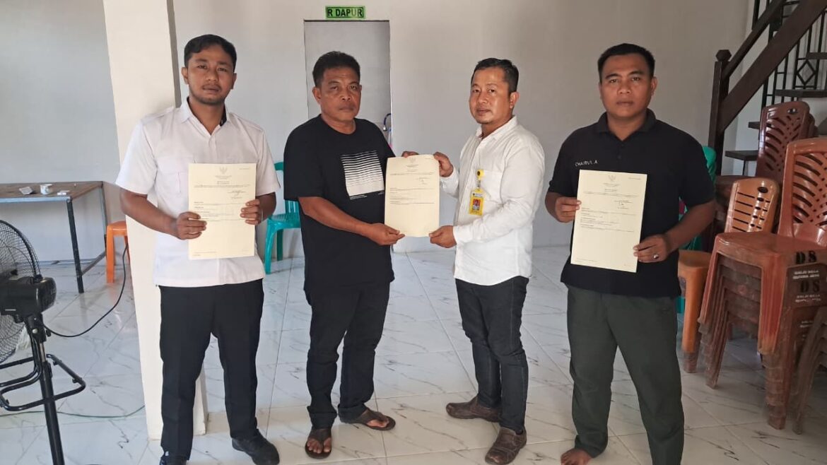 Kantor Pertanahan Kabupaten Bengkayang Serahkan Sertipikat PTSL kepada Masyarakat Desa Rukma Jaya