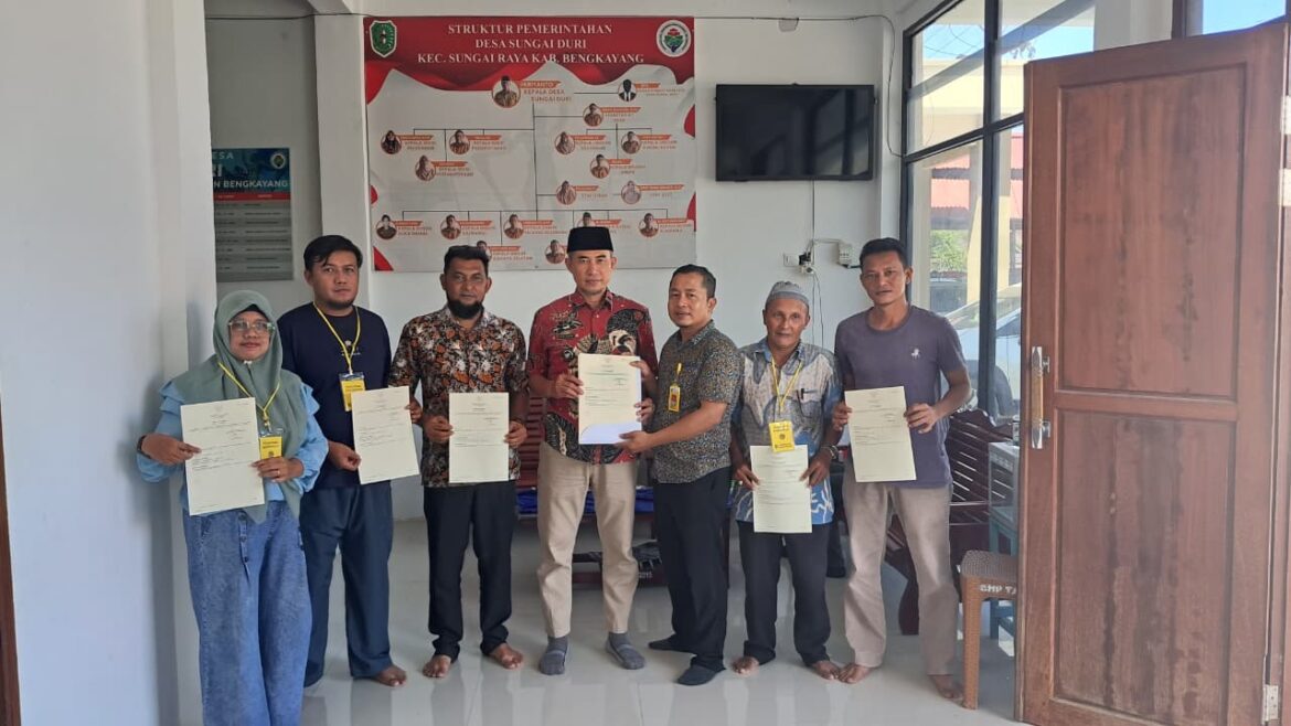 Kantor Pertanahan Kabupaten Bengkayang Serahkan Sertipikat PTSL kepada Warga Desa Sungai Duri